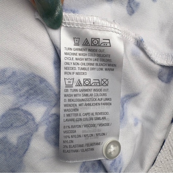 Isaac Mizrah Live! Super Soft Floral Blue and White Women’s Plus 3X Button Up - Picture 7 of 7